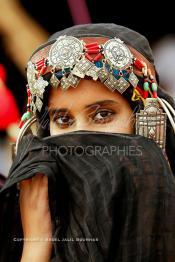 Image du Maroc Professionnelle de  Une jeune fille du désert pose en tenue traditionnelle durant le grand Moussem de Tan Tan. Ce grand rassemblement est organisé dans un site désertique sur lequel la ville de Tan Tan a toujours accueilli la majorité des tribus et des grandes familles nomades du désert lors d'un grand moussem, Samedi 18 septembre 2004. (Photo / Abdeljalil Bounhar)




